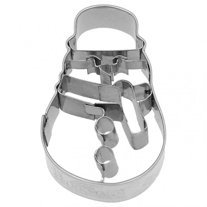 Tagliabiscotti Pupazzo di Neve, con goffratura interna, in acciaio inox 6,5 cm, lavabile in lavastoviglie. Hai mai decorato il tuo albero di Natale con i tagliabiscotti? No? È giunto il momento! Attacca un nastro decorativo al tagliabiscotti e appendi le forme all'albero. In negozio e online su tuttochic.live