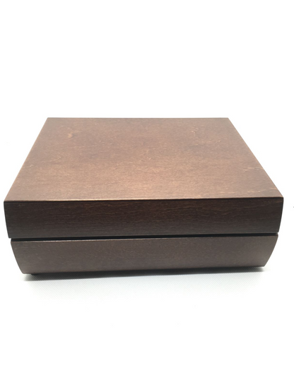 Telefono decorativo in scatola realizzato in legno e particolari in ottone brunito. Fatto in Italia da Sitel. Telefono omologato dall'Istituto Superiore Poste e Telegrafi - TLC Dimensioni: (chiuso) cm 24 x 20 x 9 h. In negozio e online su tuttochic.live