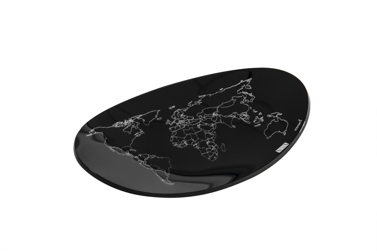 Vuotatasche in cristallo acrilico bicolore con incisione. Dimensioni diametro cm 25 x 3 h. GLOBAL THINKING è un elegante vuotatasche in cristallo acrilico bicolore con incisione laser che ricrea il planisfero. In negozio e online su tuttochic.live