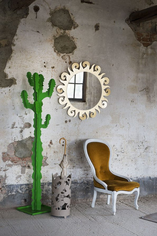 Porta ombrelli in metallo verniciato di colore beige (tortora). Dimensione: diametro cm. 25 x 55H. In negozio e online su tuttochic.live