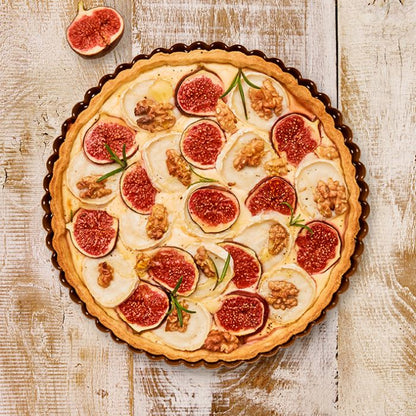 Teglia tonda per Quiche e Crostata cm 30 in acciaio al carbonio forato per una migliore circolazione dell'aria con rivestimento antiaderente facile da pulire Ø 30 cm Altezza 3 cm Che siano salate o dolci, torte salate e crostate vengono particolarmente bene con questi stampi forati. In negozio e online su tuttochic.live