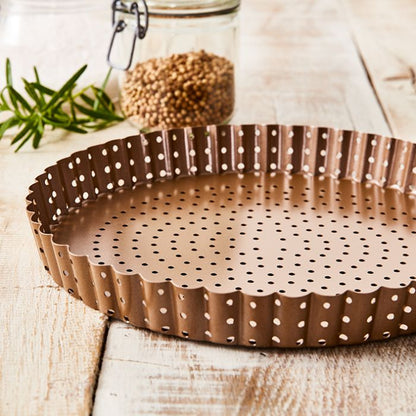 Teglia tonda per Quiche e Crostata cm 20 in acciaio al carbonio forato per una migliore circolazione dell'aria con rivestimento antiaderente facile da pulire Ø 20 cm Altezza 3 cm Che siano salate o dolci, torte salate e crostate vengono particolarmente bene con questi stampi forati. In negozio e online su tuttochic.live