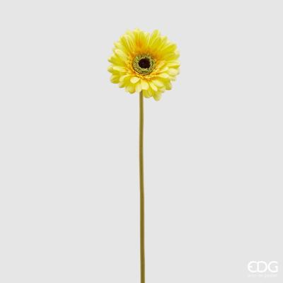 Fiore artificiale di Gerbera di colore giallo. Petali in tessuto, stelo in plastica. Dimensioni: cm 10 x 60 h. In negozio e online su tuttochic.live