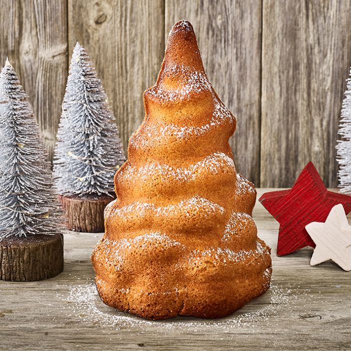 Stampo per abete tridimensionale in alluminio con antiaderente di alta qualità per la cottura in forno. Lo stampo contiene circa 750 ml e realizza un dolce di cm 13 di base e cm 19 di altezza. In negozio e online su tuttochic.live