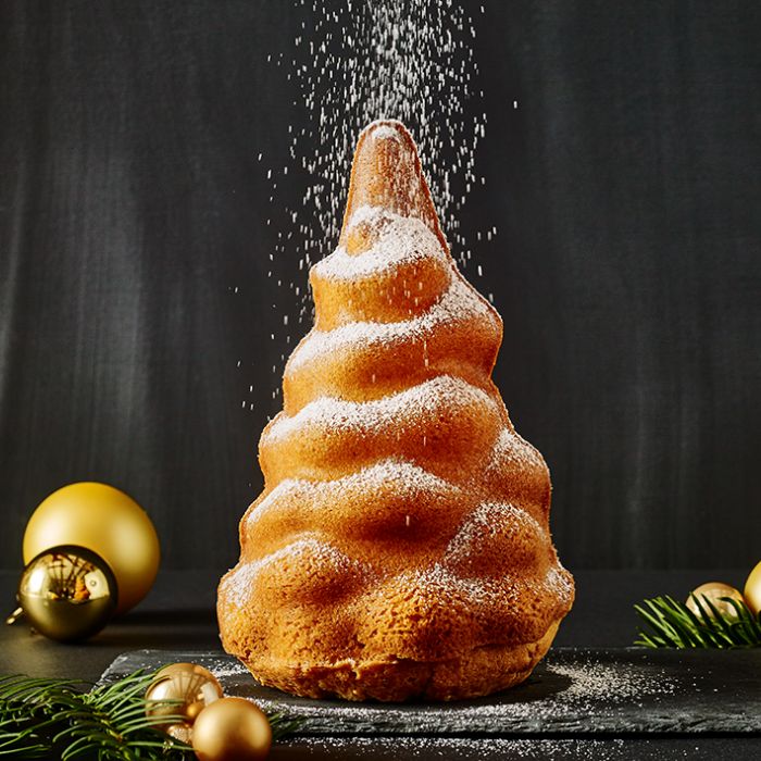 Stampo per abete tridimensionale in alluminio con antiaderente di alta qualità per la cottura in forno. Lo stampo contiene circa 750 ml e realizza un dolce di cm 13 di base e cm 19 di altezza. In negozio e online su tuttochic.live