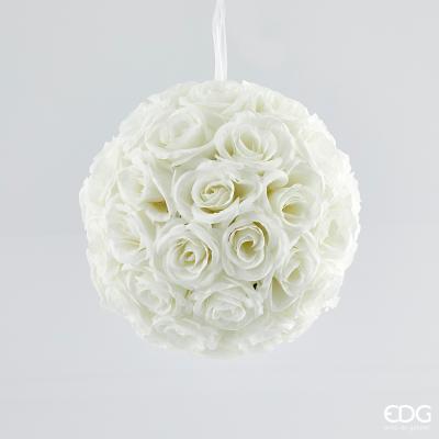 Sfera di rose bianche in tessuto diametro cm. 28. Ideale per decorare qualsiasi ambiente, un vaso portafiori, un centrotavola .... In negozio e online su tuttochic.live