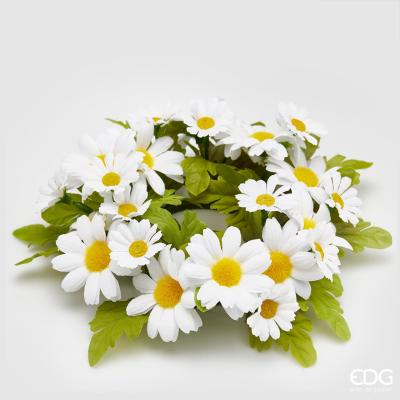 Corona girocandela decorata con fiorellini di Margherite, diametro cm 22. Ideale per candele a forma di moccolo o sfera da 8 cm di diametro. In negozio e online su tuttochic.live