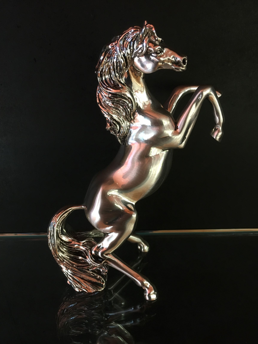 Cavallo rampante in resina argentata. Dimensioni: cm 33 x 19 x 45 h Peso kg 3,440 Il prodotto va pulito con panno umido senza alcun prodotto chimico.