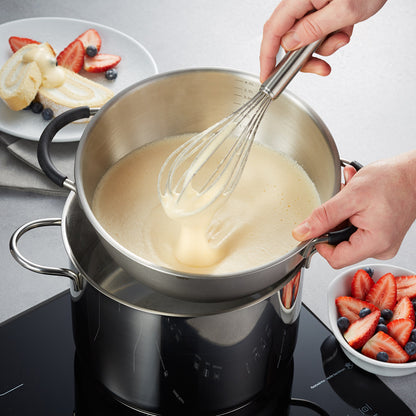 La ciotola per mescolare e montare MESCO in acciaio inox di alta qualità poggia saldamente sulla base di plastica nera quando si impasta o si monta una crema. La ciotola da 4 litri, lavabile in lavastoviglie è l'ideale anche per mescolare la lattuga, per fondere il cioccolato. In negozio e online su tuttochic.live