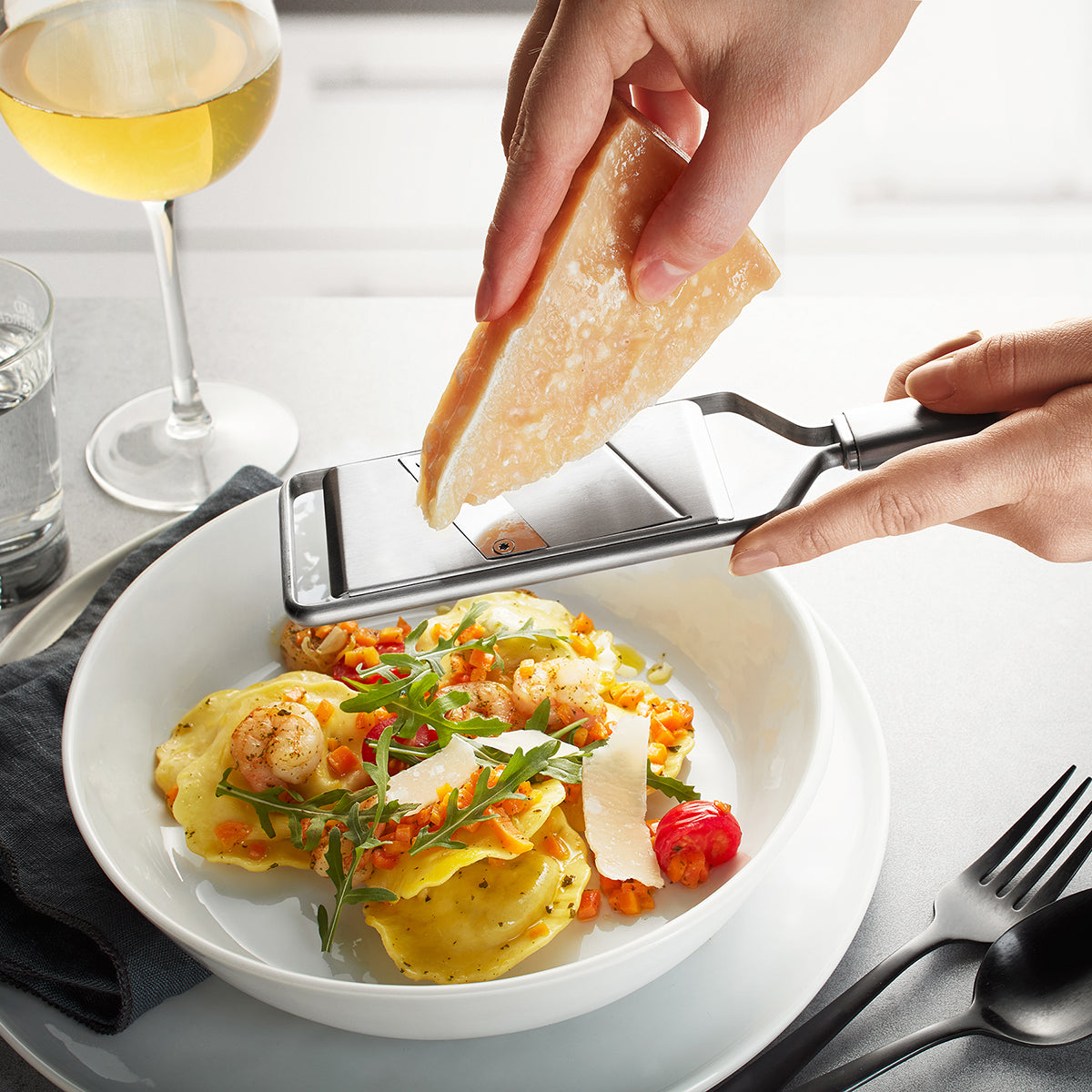 Usa questa piccola affettatrice gourmet per affettare finemente tartufi, parmigiano, funghi champignon, cioccolato ecc. direttamente sul cibo secondo il tuo gusto personale. ideale per l'uso a tavola, lama affilata. Dimensioni: L 28,2 cm, L 7,0 cm, H 1,9 cm lavabile in lavastoviglie. In negozio e online su tuttochic.live