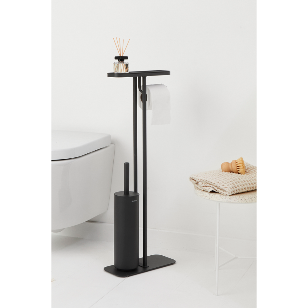 Sempre pronto all'uso e ad aggiungere un tocco di stile al tuo bagno: questa piantana da bagno MindSet Brabantia può reggere tutto ciò che ti serve. È felice di reggere il tuo telefono, e mantiene anche il rotolo di carta igienica e lo scopino del water a portata di mano. In negozio e online su tuttochic.live