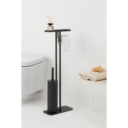 Sempre pronto all'uso e ad aggiungere un tocco di stile al tuo bagno: questa piantana da bagno MindSet Brabantia può reggere tutto ciò che ti serve. È felice di reggere il tuo telefono, e mantiene anche il rotolo di carta igienica e lo scopino del water a portata di mano. In negozio e online su tuttochic.live
