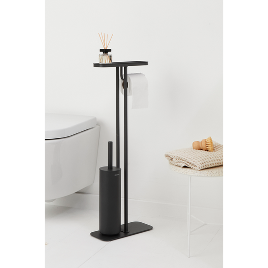 Sempre pronto all'uso e ad aggiungere un tocco di stile al tuo bagno: questa piantana da bagno MindSet Brabantia può reggere tutto ciò che ti serve. È felice di reggere il tuo telefono, e mantiene anche il rotolo di carta igienica e lo scopino del water a portata di mano. In negozio e online su tuttochic.live