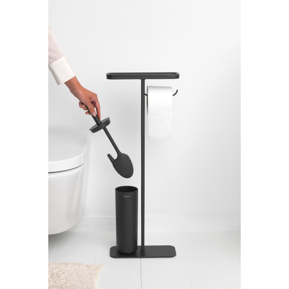 Sempre pronto all'uso e ad aggiungere un tocco di stile al tuo bagno: questa piantana da bagno MindSet Brabantia può reggere tutto ciò che ti serve. È felice di reggere il tuo telefono, e mantiene anche il rotolo di carta igienica e lo scopino del water a portata di mano. In negozio e online su tuttochic.live