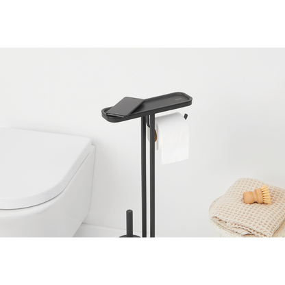Sempre pronto all'uso e ad aggiungere un tocco di stile al tuo bagno: questa piantana da bagno MindSet Brabantia può reggere tutto ciò che ti serve. È felice di reggere il tuo telefono, e mantiene anche il rotolo di carta igienica e lo scopino del water a portata di mano. In negozio e online su tuttochic.live