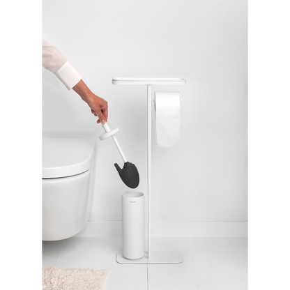 Sempre pronto all'uso e ad aggiungere un tocco di stile al tuo bagno: questa piantana da bagno MindSet Brabantia può reggere tutto ciò che ti serve. È felice di reggere il tuo telefono, e mantiene anche il rotolo di carta igienica e lo scopino del water a portata di mano. In negozio e online su tuttochic.live