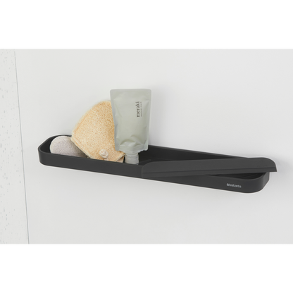 Mensola portaoggetti per doccia con tergivetro MindSet grigio scuro di Brabantia. Il portaoggetti può contenere shampoo, gel ecc.. Il tergivetro è fatto per pulire senza sforzo la porta della doccia e le piastrelle. Peso0.4 kg Altezza: 7,3 cm Lunghezza: 9 cm Larghezza : 42,1 cm. In negozio e online su tuttochic.live