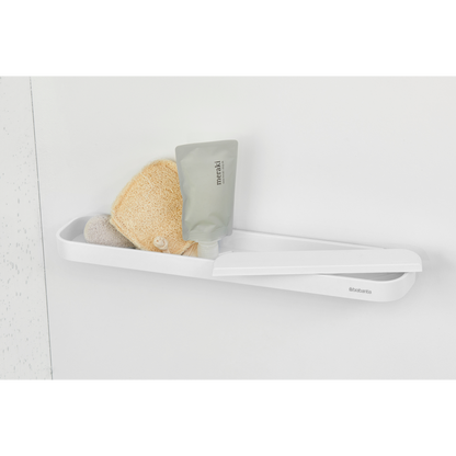 Mensola portaoggetti per doccia con tergivetro MindSet bianco di Brabantia. Il portaoggetti può contenere shampoo, gel ecc.. Il tergivetro è fatto per pulire senza sforzo la porta della doccia e le piastrelle. Peso0.4 kg Altezza: 7,3 cm Lunghezza: 9 cm Larghezza : 42,1 cm. In negozio e online su tuttochic.live