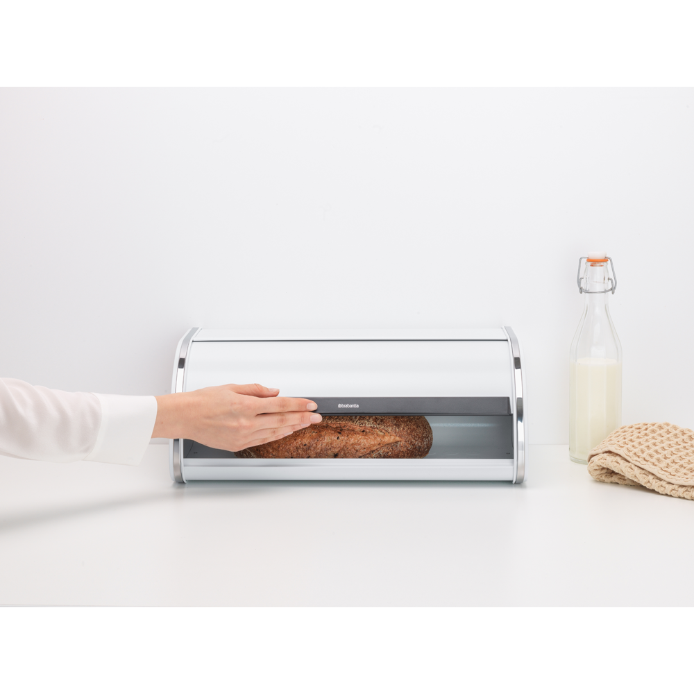 Portapane in metallo bianco con apertura scorrevole presenta un piano superiore piatto dove puoi collocare barattoli, contenitori, ecc. Apertura facilitata grazie all'ampia maniglia. Dimensioni: Altezza: 17,3 cm Lunghezza: 26,2 cm Larghezza  44,5 cm Capacità: 16 litri Peso: 1,5 Kg. In negozio e online su tuttochic.live