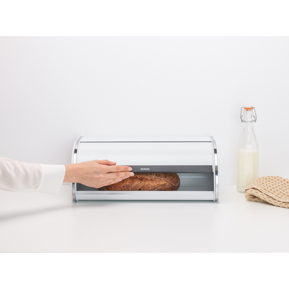 Portapane in metallo bianco con apertura scorrevole presenta un piano superiore piatto dove puoi collocare barattoli, contenitori, ecc. Apertura facilitata grazie all'ampia maniglia. Dimensioni: Altezza: 17,3 cm Lunghezza: 26,2 cm Larghezza  44,5 cm Capacità: 16 litri Peso: 1,5 Kg. In negozio e online su tuttochic.live