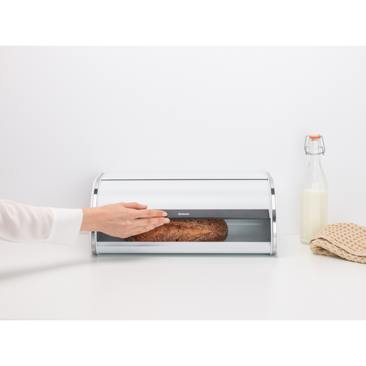 Portapane in metallo bianco con apertura scorrevole presenta un piano superiore piatto dove puoi collocare barattoli, contenitori, ecc. Apertura facilitata grazie all'ampia maniglia. Dimensioni: Altezza: 17,3 cm Lunghezza: 26,2 cm Larghezza  44,5 cm Capacità: 16 litri Peso: 1,5 Kg. In negozio e online su tuttochic.live