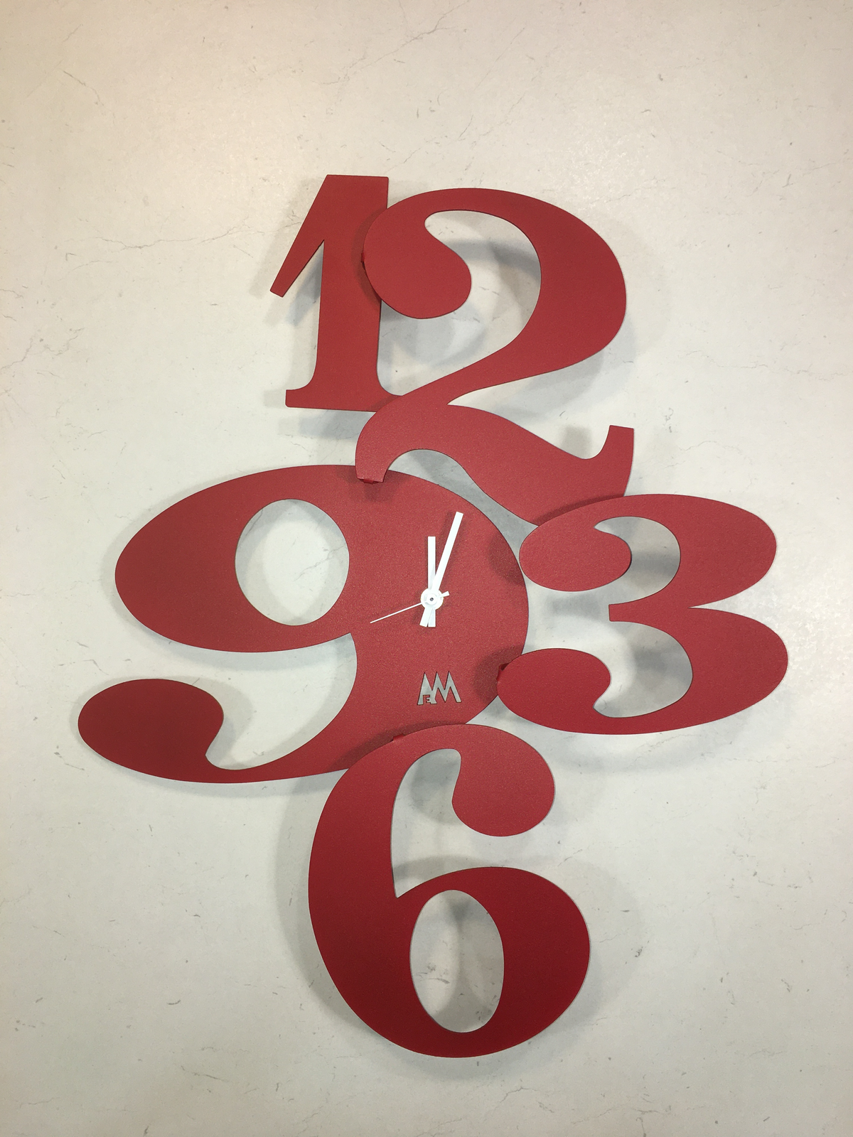 Orologio da parete simpatico e divertente, in metallo di colore rosso , facile da collocare in ogni ambiente. Dimensioni: 40 x 49h. In negozio e online su tuttochic.live