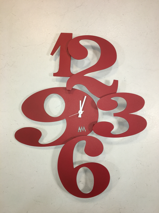 Orologio da parete simpatico e divertente, in metallo di colore rosso , facile da collocare in ogni ambiente. Dimensioni: 40 x 49h. In negozio e online su tuttochic.live