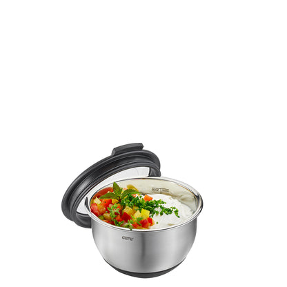 Ciotola in acciaio inox per preparare, servire e conservare con coperchio a tenuta d'aria. Dettagli:Volume di riempimento: 600 ml, supporto antiscivolo grazie alla base in silicone dimensioni Ø 14,5 cm, H 8,6 cm acciaio inossidabile/plastica di alta qualità lavabile in lavastoviglie. In negozio e online su tuttochic.live