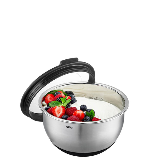 Ciotola in acciaio inox per preparare, servire e conservare con coperchio a tenuta d'aria. Dettagli: Volume di riempimento: 1lt, supporto antiscivolo grazie alla base in silicone dimensioni Ø 19,0 cm, H 11,2 cm acciaio inossidabile/plastica di alta qualità lavabile in lavastoviglie. In negozio e online su tuttochic.live
