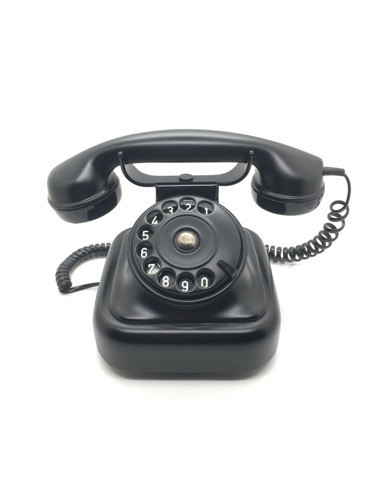 Telefono decorativo realizzato in resina pesante laccata colore nero opaco. Fatto in Italia da Sitel. Caratteriste tecniche: Cordone modulare Suoneria bitonale regolabile Completo di spina tripolare Tastiera a disco combinatore Telefono omologato dall'Istituto Superiore Poste e Telegrafi - TLC  cm 24 x 15 x 15 h