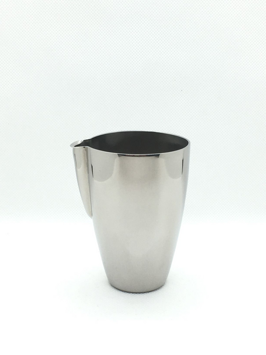 Lattiera / Cremiera in acciaio inox ad alto spessore. Piccola ed elegante si abbina facilmente. Dimensioni: cm 6,5 x 6 x 9,2 h. Capacità: 16 cl. In negozio e online su tuttochic.live
