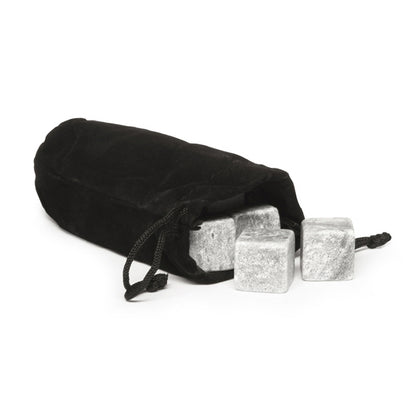 Set di 9 cubetti in granito refrigeranti. Basterà mettere i cubetti in un sacchetto e conservarli in freezer per almeno 4 ore. Aggiungete 2 o più cubetti al vostro bicchiere. Lasciateli riposare per qualche minuto e gustate il vostro drink!  Dimensioni: cm 2x2x2. In negozio e online su tuttochic.live