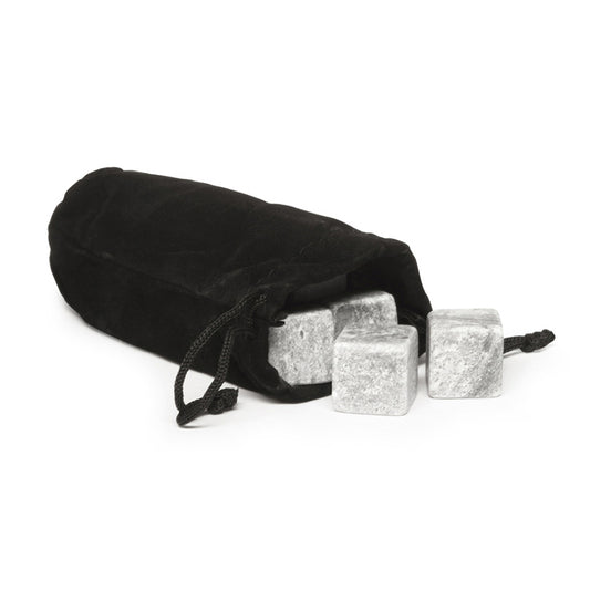 Set di 9 cubetti in granito refrigeranti. Basterà mettere i cubetti in un sacchetto e conservarli in freezer per almeno 4 ore. Aggiungete 2 o più cubetti al vostro bicchiere. Lasciateli riposare per qualche minuto e gustate il vostro drink!  Dimensioni: cm 2x2x2. In negozio e online su tuttochic.live