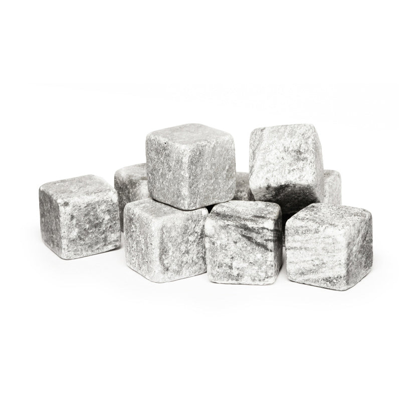Set di 9 cubetti in granito refrigeranti. Basterà mettere i cubetti in un sacchetto e conservarli in freezer per almeno 4 ore. Aggiungete 2 o più cubetti al vostro bicchiere. Lasciateli riposare per qualche minuto e gustate il vostro drink!  Dimensioni: cm 2x2x2. In negozio e online su tuttochic.live