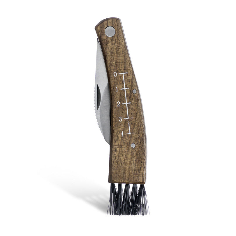 Coltello/Rancola per funghi con manico in legno di Acacia che riporta un righello e uno spazzolino, incluso una custodia in nylon che può essere facilmente agganciato alla cintura. Dimensioni: cm 6 x 3 x 15. In negozio e online su tuttochic.live