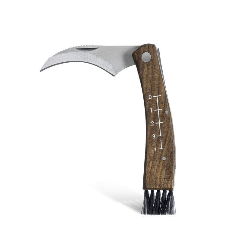 Coltello/Rancola per funghi con manico in legno di Acacia che riporta un righello e uno spazzolino, incluso una custodia in nylon che può essere facilmente agganciato alla cintura. Dimensioni: cm 6 x 3 x 15. In negozio e online su tuttochic.live