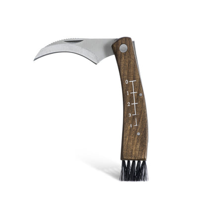 Coltello/Rancola per funghi con manico in legno di Acacia che riporta un righello e uno spazzolino, incluso una custodia in nylon che può essere facilmente agganciato alla cintura. Dimensioni: cm 6 x 3 x 15. In negozio e online su tuttochic.live