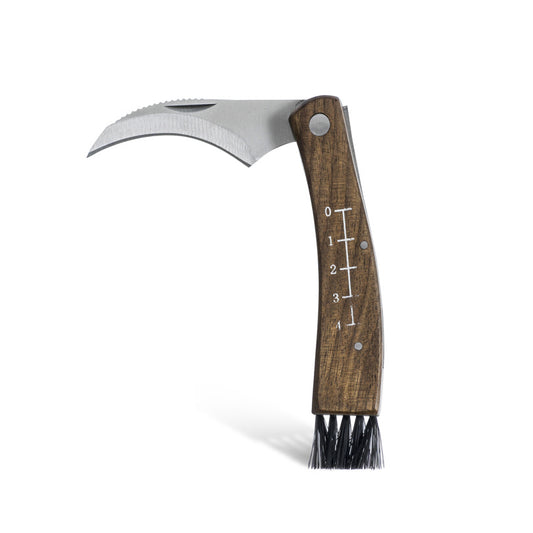 Coltello/Rancola per funghi con manico in legno di Acacia che riporta un righello e uno spazzolino, incluso una custodia in nylon che può essere facilmente agganciato alla cintura. Dimensioni: cm 6 x 3 x 15. In negozio e online su tuttochic.live