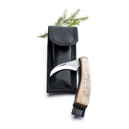 Coltello/Rancola per funghi con manico in legno di Acacia che riporta un righello e uno spazzolino, incluso una custodia in nylon che può essere facilmente agganciato alla cintura. Dimensioni: cm 6 x 3 x 15. In negozio e online su tuttochic.live