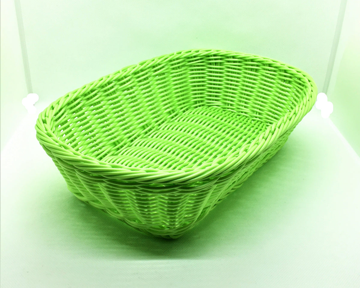 Cestino rettangolare in filo di plastica intrecciato di colore verde. Lavabile anche in lavastoviglie Dimensioni: cm 30 x 21 x 9 h. In negozio e online su tuttochic.live