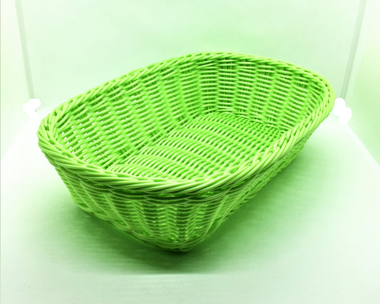 Cestino rettangolare in filo di plastica intrecciato di colore verde. Lavabile anche in lavastoviglie Dimensioni: cm 30 x 21 x 9 h. In negozio e online su tuttochic.live