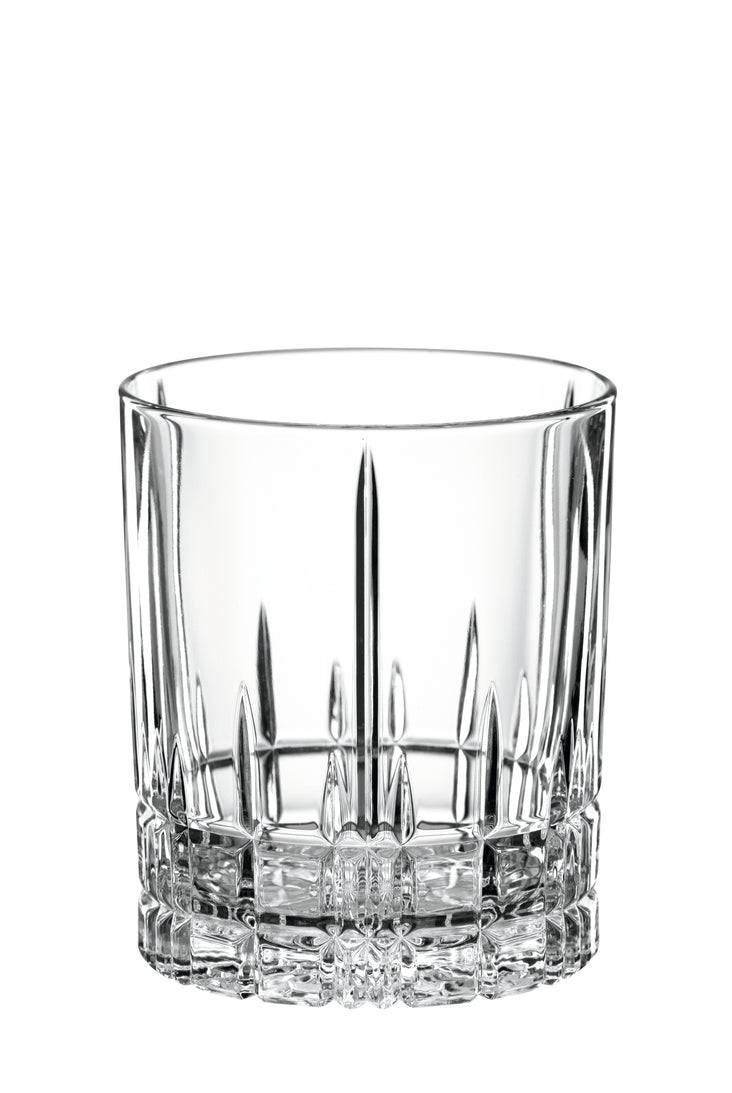 Set di 4 bicchieri whisky/cocktail in vetro cristallino. Il bicchiere Double Old Fashioned è ideale per cocktail composti da grandi quantità di liquido servito con ghiaccio, grazie ad una maggiore capacità. Dimensioni: mm ø 86 x 100 h - Capacità: 368 ml. Lavabile in lavastoviglie. In negozio e online su tuttochic.live
