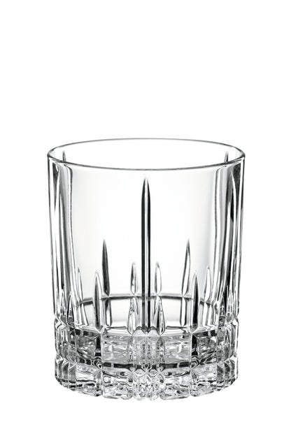 Set di 4 bicchieri whisky/cocktail in vetro cristallino. Il bicchiere Double Old Fashioned è ideale per cocktail composti da grandi quantità di liquido servito con ghiaccio, grazie ad una maggiore capacità. Dimensioni: mm ø 86 x 100 h - Capacità: 368 ml. Lavabile in lavastoviglie. In negozio e online su tuttochic.live