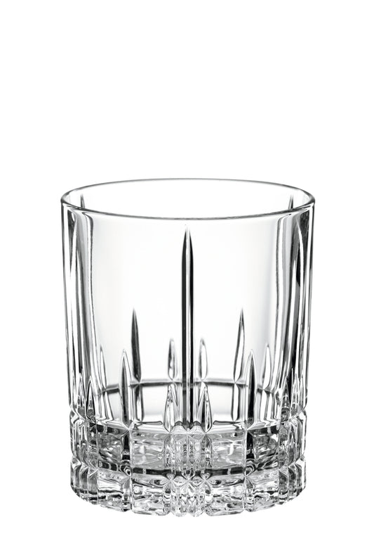Set di 4 bicchieri whisky/cocktail in vetro cristallino. Il bicchiere Double Old Fashioned è ideale per cocktail composti da grandi quantità di liquido servito con ghiaccio, grazie ad una maggiore capacità. Dimensioni: mm ø 86 x 100 h - Capacità: 368 ml. Lavabile in lavastoviglie. In negozio e online su tuttochic.live