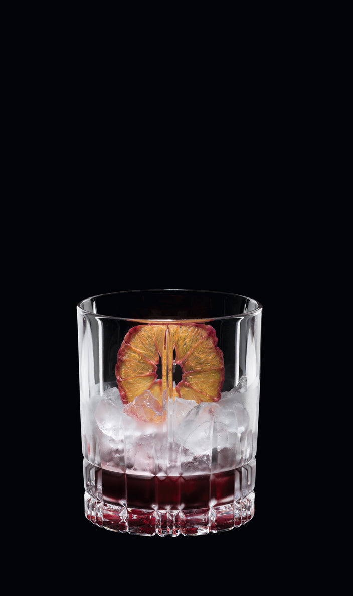 Set di 4 bicchieri whisky/cocktail in vetro cristallino. Il bicchiere Double Old Fashioned è ideale per cocktail composti da grandi quantità di liquido servito con ghiaccio, grazie ad una maggiore capacità. Dimensioni: mm ø 86 x 100 h - Capacità: 368 ml. Lavabile in lavastoviglie. In negozio e online su tuttochic.live