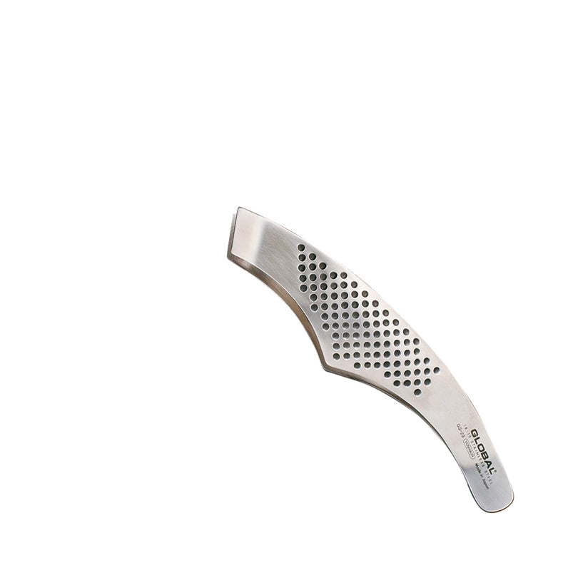 Caratterizzata da una forma arcuata e da un design tipico dei prodotti del marchio giapponese Global, questo utensile garantisce una presa salda e sicura, si rivela particolarmente indicato nel lavoro su salmone e pesce di analoga consistenza. In acciaio inox. Dimensioni cm 14. In negozio e online su tuttochic.live