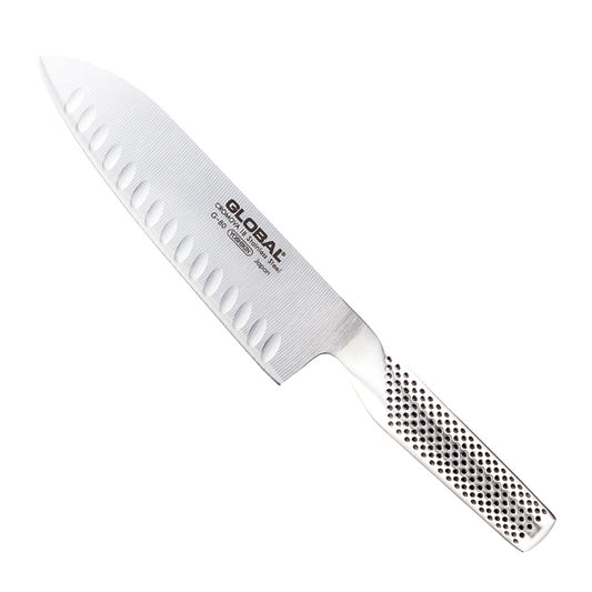 Il coltello santoku è il coltello multiuso giapponese tradizionale. Adatto per ogni scopo anche della cucina europea. I coltelli Global sono realizzati con il miglior acciaio inossidabile: le lame sono in CROMOVA, uno speciale acciaio inox, temperato a 56°-58°C Rockwell. In negozio e online su tuttochic.live