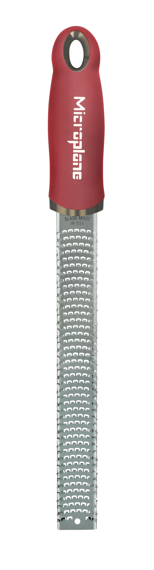 Con i suoi 400 dentini è perfetta per grattugiare la scorza di agrumi, i formaggi a pasta dura, il cioccolato, lo zenzero, l’aglio, la noce moscata, il tartufo, le spezie, le noci e tanto altro. Gli alimenti vengono tagliati con precisione senza essere strappati. In negozio e online su tuttochic.live
