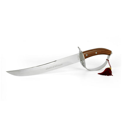 Sciabola per champagne in metallo con manico in legno con cassetta in legno. Il Sabrage è una tecnica per aprire le bottiglie di champagne con una sciabola (sabre in francese), usata solitamente come cerimoniale. Dimensioni cm 51x13/cassetta in legno cm 52x14,5x7,5. In negozio e online su tuttochic.live