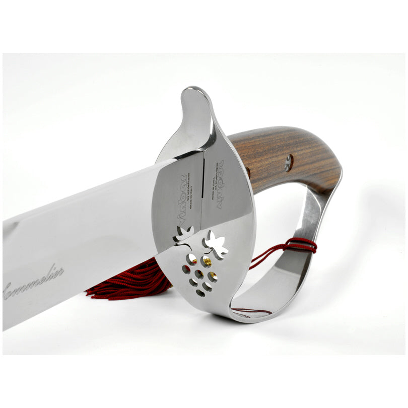 Sciabola per champagne in metallo con manico in legno con cassetta in legno. Il Sabrage è una tecnica per aprire le bottiglie di champagne con una sciabola (sabre in francese), usata solitamente come cerimoniale. Dimensioni cm 51x13/cassetta in legno cm 52x14,5x7,5. In negozio e online su tuttochic.live